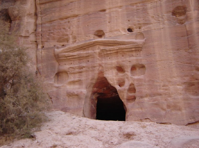 Photo The great temple of Petra tourists