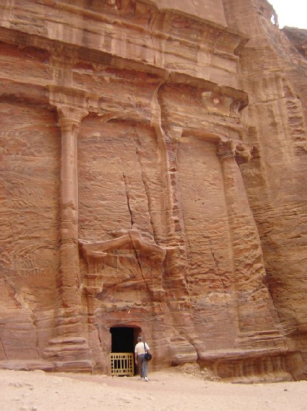 Photo The great temple of Petra passing