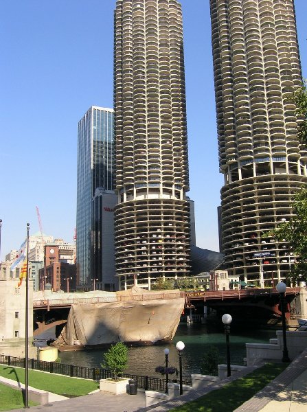 Photo Downtown Chicago Navy Pier esplanade