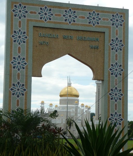 The Sultan Omar Ali Saifuddin Mosque Bandar Seri Begawan Brunei Vacation Tips