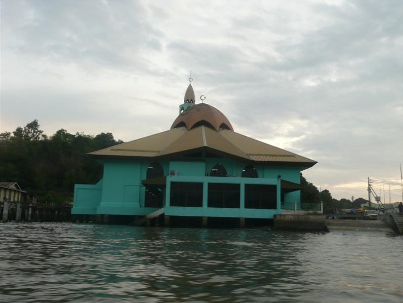 The Sultan Omar Ali Saifuddin Mosque Bandar Seri Begawan Brunei Travel Blog