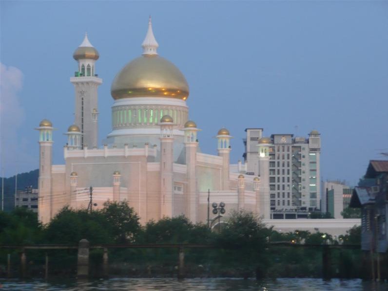 The Sultan Omar Ali Saifuddin Mosque Bandar Seri Begawan Brunei Travel Blogs