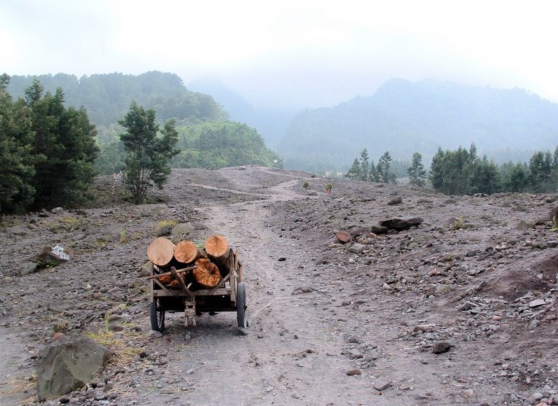 Merapi volcano pictures Indonesia Holiday Photos