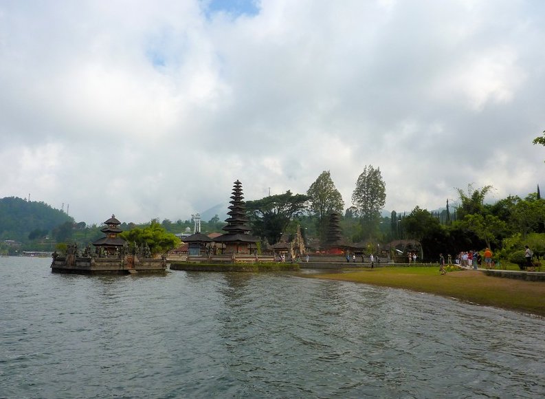 Photo Bedugul Lake Bratan Temple Banjar