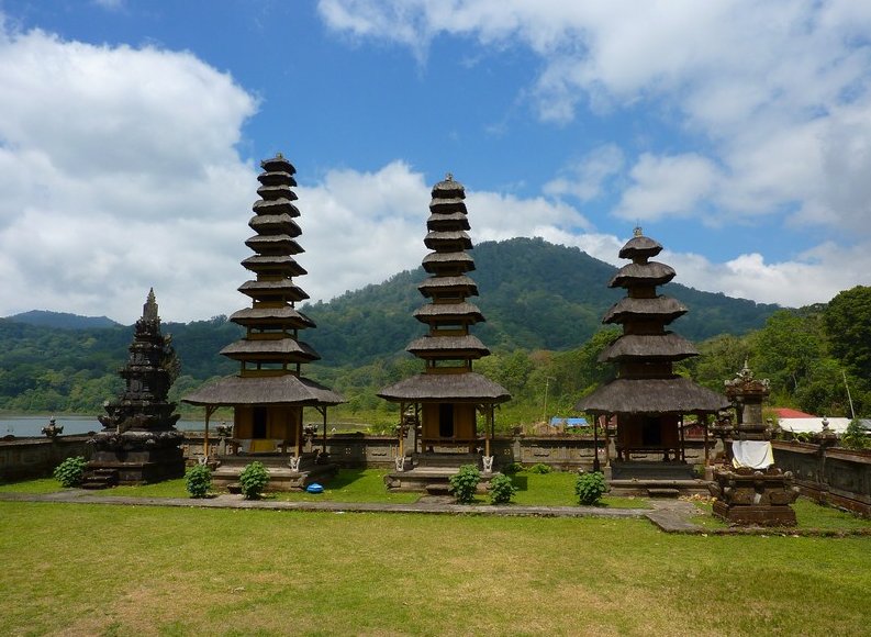 Bedugul Lake Bratan Temple Indonesia Album Photos