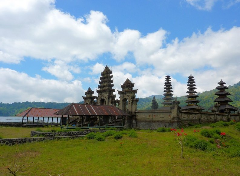 Photo Bedugul Lake Bratan Temple located