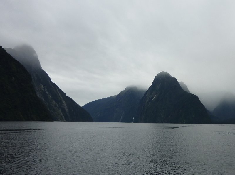 Photo Milford Sound New Zealand through