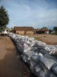 Lao build dike in Vientiane