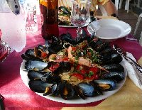 A great plate with spaghetti con cozze.