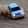 Photo dune basing with other SUV in desert Dubai United Arab Emirates